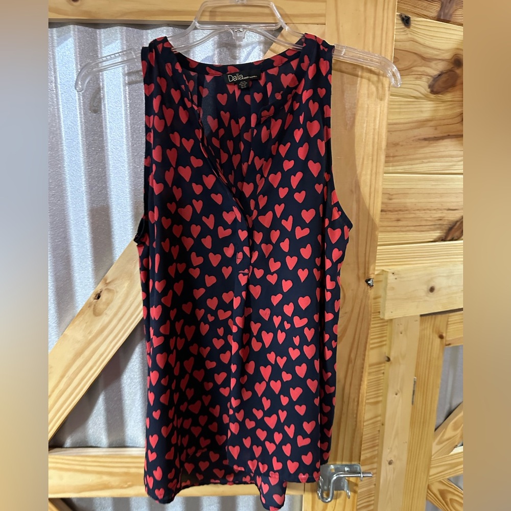 Dalia Women’s Vneck HEARTS pattern collared top. Navy and Red.size Medium.